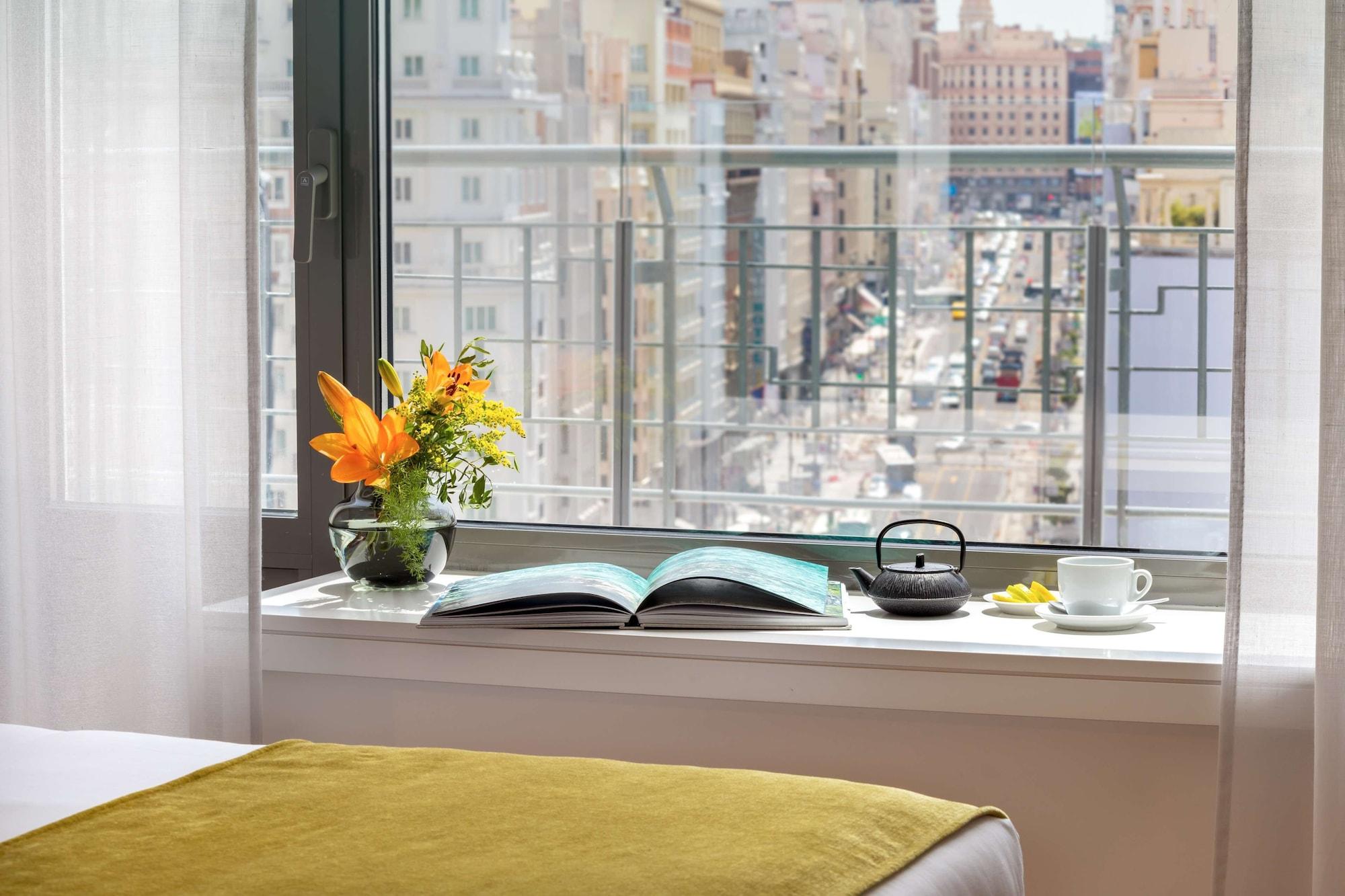 Barcelo Torre De Madrid Hotel Екстериор снимка A windowsill