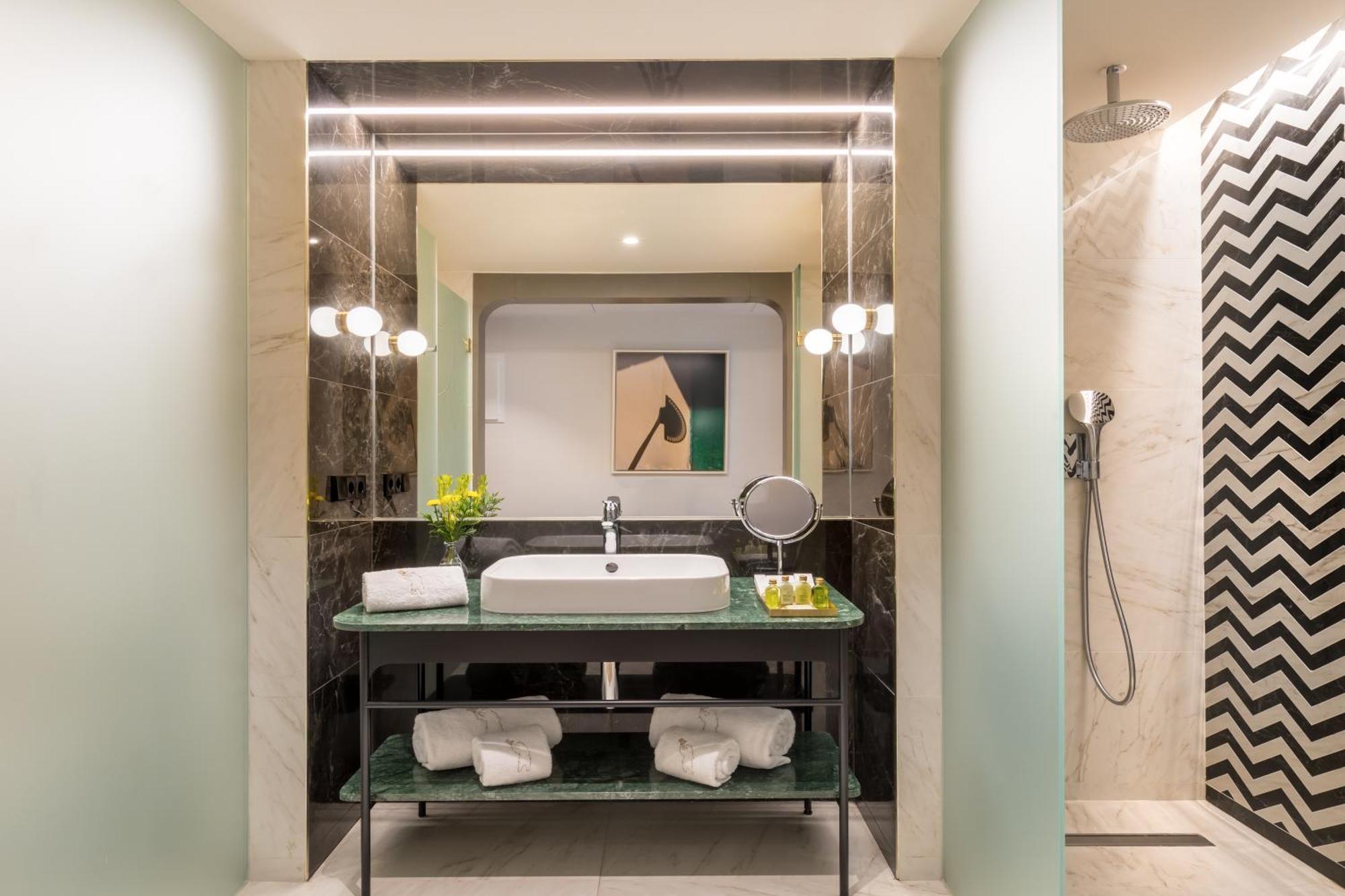 Barcelo Torre De Madrid Hotel Екстериор снимка Bathroom