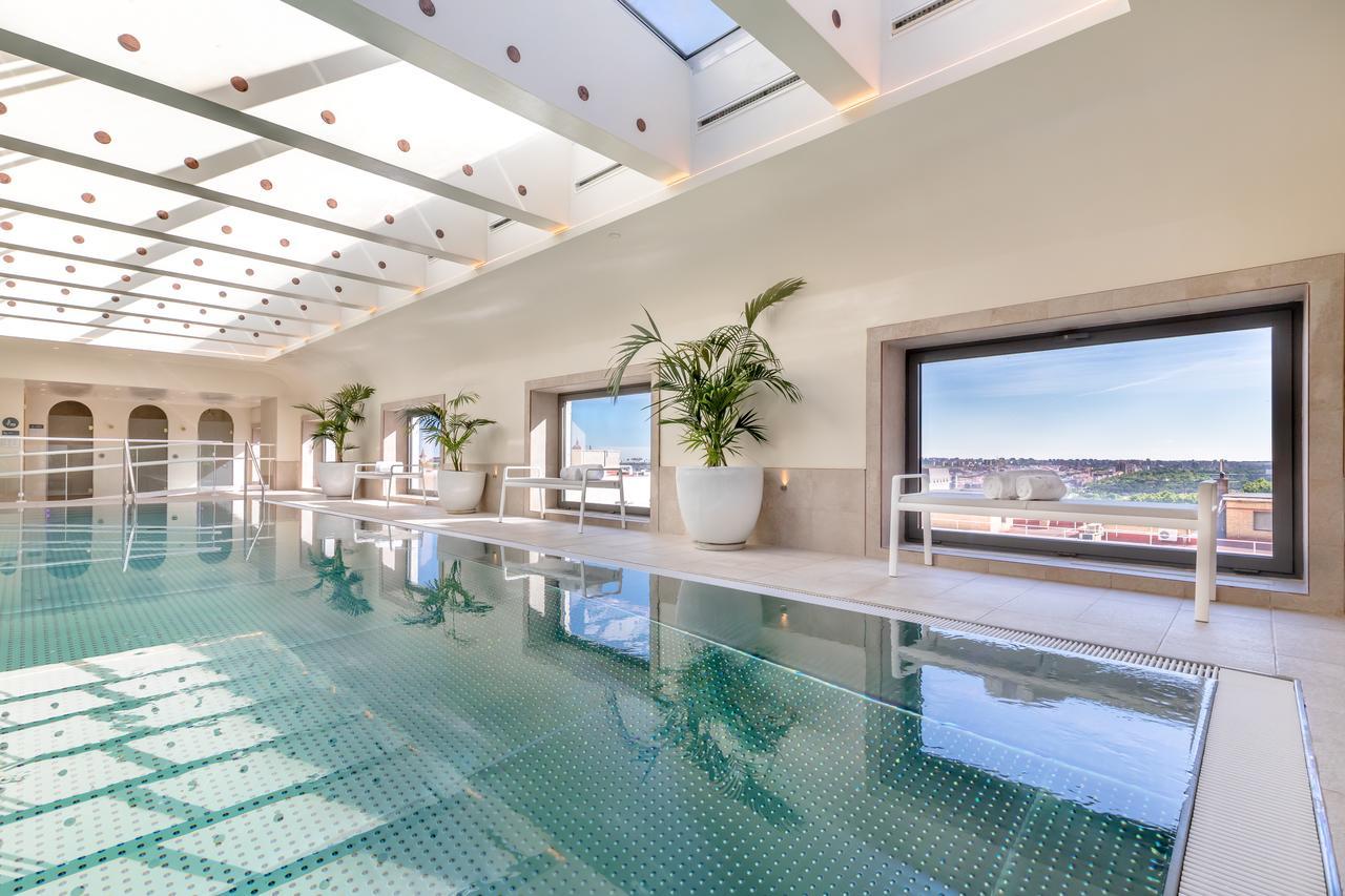 Barcelo Torre De Madrid Hotel Екстериор снимка The rooftop pool