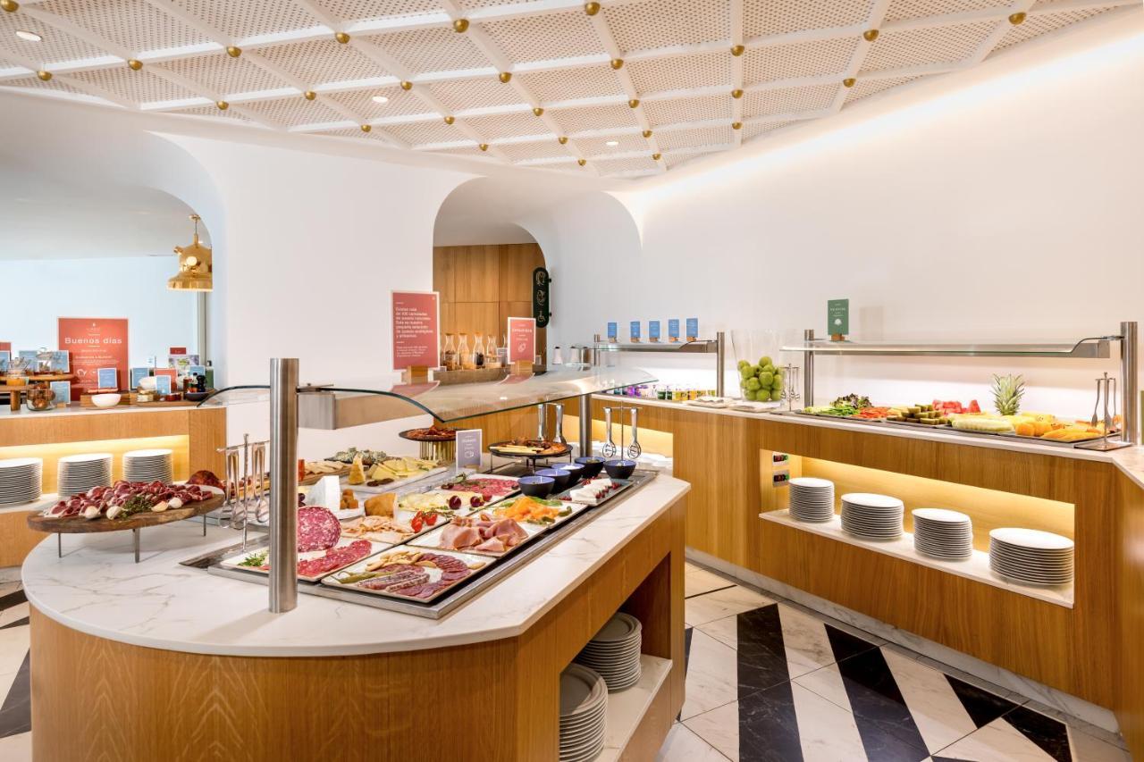 Barcelo Torre De Madrid Hotel Екстериор снимка A buffet at a hotel